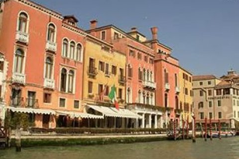 Venedig - ein Blick auf eine Wasserstra&szlig;e und ein Geb&auml;ude