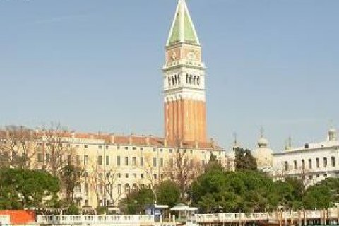 Ein Blick aus dem Wasser auf die venezianische Kirche Sans Giorgio Maggiore