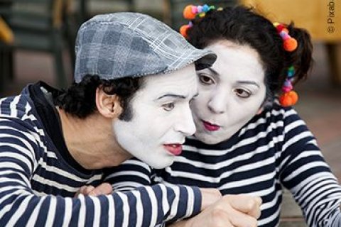 Zwei Personen in pantomimischer Darstellung. Der Mann sieht fragend nach vorne und die Frau blickt ihn gezielt mit einer Fischmund-&auml;hnlichen Mimik an.