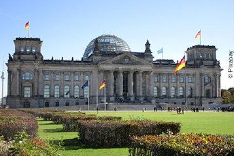 Das Geb&auml;ude vom deutschen Bundestag an einem sonnigen Tag