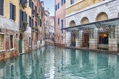 Ein Blick in eine Gasse von Venedig. Wasserstra&szlig;en statt Asphalt