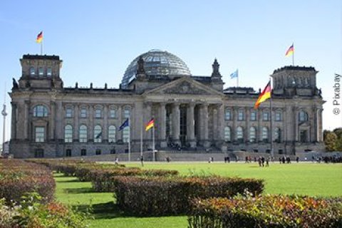 Das Gebäude vom deutschen Bundestag an einem sonnigen Tag