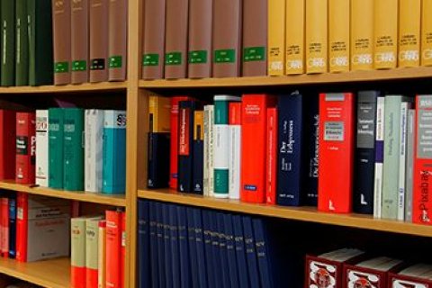 Bücherregal gefüllt mit Gesetzesbüchern