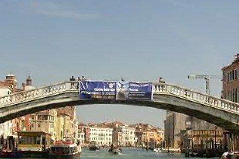 Blick auf die venezianische Brücke Ponte degli Scalzi