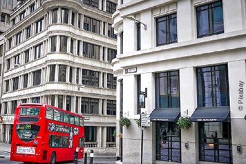 Auf den Straßen von London fährt ein typisch londonder, roter Doppeldecker-Bus