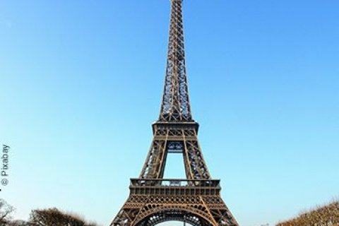 Paris - Der Eiffelturm im Tageslicht unter strahlend blauem Himmel